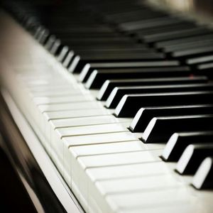 肉色丝袜细高跟的尤物娇妻
